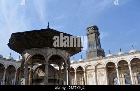 Fontaine d'ablution et tour de l'horloge dans la cour de la grande mosquée de Muhammad Ali Pasha ou mosquée d'albâtre à la Citadelle du Caire, Salah El DIN Banque D'Images