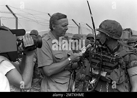 Le caporal Jack Wagner est interviewé par la presse après son arrivée avec l'unité amphibie marine de 32nd pour participer à une opération multinationale de maintien de la paix. Base: Beyrouth pays: Liban (LBN) Banque D'Images