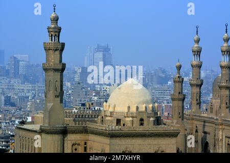 Le Caire, l'Egypte, 7 janvier 2023: Les mosquées du Sultan Hassan et d'Al Rifa'i dans l'ancienne place de la Citadelle du Caire, les mosquées islamiques très célèbres en Egypte et très clos Banque D'Images