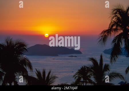 Mexique, côte du Pacifique, Guerrero, Bahia de Acapulco, coucher de soleil Banque D'Images