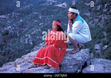 Mexique, Chihuahua, Sierra Madre Occidenta, Creel, Copper Canyon, Couple Tarhumara Banque D'Images