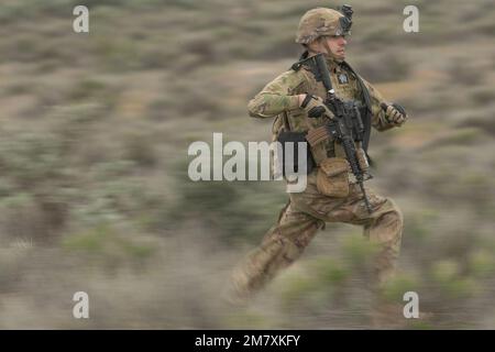 Pendant l'entraînement annuel 2022, les soldats de la Garde nationale de l'Armée de l'Idaho de la compagnie Charlie ont beaucoup formé dans les mouvements tactiques. Au cœur de ces compétences se trouve la « ruée vers les copains », où les soldats d’infanterie exercent les compétences les plus élémentaires du combat. Selon le Manuel de terrain de l'Armée des États-Unis pour le peloton et les escadrons du fusil d'infanterie, « chaque homme d'infanterie, du soldat enrôlé, à l'officier général, est d'abord un rifleman. En tant que tel, il doit être un maître de ses compétences de base : tirer, déplacer, communiquer, survivre et soutenir. Ces compétences de base permettent au soldat de se battre. Lorsque collectivement un Banque D'Images