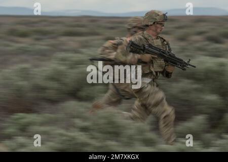 Pendant l'entraînement annuel 2022, les soldats de la Garde nationale de l'Armée de l'Idaho de la compagnie Charlie ont beaucoup formé dans les mouvements tactiques. Au cœur de ces compétences se trouve la « ruée vers les copains », où les soldats d’infanterie exercent les compétences les plus élémentaires du combat. Selon le Manuel de terrain de l'Armée des États-Unis pour le peloton et les escadrons du fusil d'infanterie, « chaque homme d'infanterie, du soldat enrôlé, à l'officier général, est d'abord un rifleman. En tant que tel, il doit être un maître de ses compétences de base : tirer, déplacer, communiquer, survivre et soutenir. Ces compétences de base permettent au soldat de se battre. Lorsque collectivement un Banque D'Images