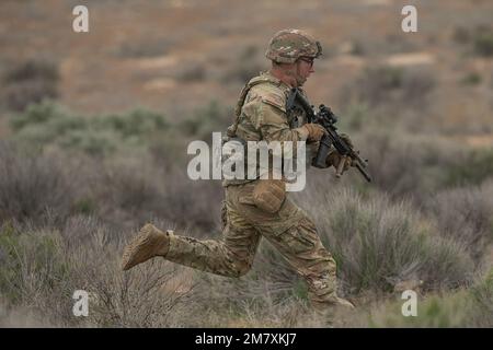 Pendant l'entraînement annuel 2022, les soldats de la Garde nationale de l'Armée de l'Idaho de la compagnie Charlie ont beaucoup formé dans les mouvements tactiques. Au cœur de ces compétences se trouve la « ruée vers les copains », où les soldats d’infanterie exercent les compétences les plus élémentaires du combat. Selon le Manuel de terrain de l'Armée des États-Unis pour le peloton et les escadrons du fusil d'infanterie, « chaque homme d'infanterie, du soldat enrôlé, à l'officier général, est d'abord un rifleman. En tant que tel, il doit être un maître de ses compétences de base : tirer, déplacer, communiquer, survivre et soutenir. Ces compétences de base permettent au soldat de se battre. Lorsque collectivement un Banque D'Images