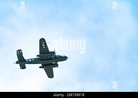 Un bombardier nord-américain B-25 Mitchell vole lors du spectacle aérien et spatial d'Ellsworth en 2022 à la base aérienne d'Ellsworth, S.D., 14 mai 2022. ÉTATS-UNIS Les pilotes du corps de l’armée de l’air ont utilisé des bombardiers B-25 pour exécuter le « RAID de doolittle » historique pendant la Seconde Guerre mondiale Banque D'Images