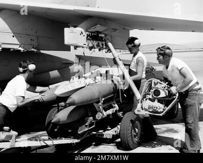 Les ordnancemen de l'aile 15 (CVW-15) de Carrier Air sont chargés à bord d'un avion. Base: Naval Air Station, Fallon État: Nevada (NV) pays: Etats-Unis d'Amérique (USA) Banque D'Images