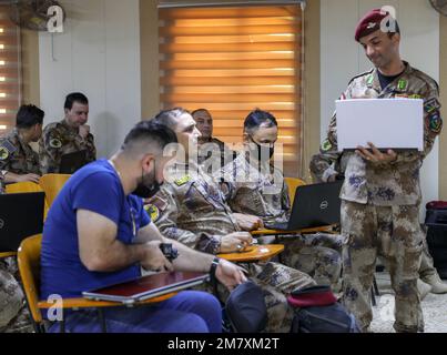 Un membre de haut rang du Service iraquien de lutte contre le terrorisme (TIC) aide les membres du service DES TIC au cours d'un cours de recyclage des affaires publiques du CCOJTF-Levant à Bagdad, en Iraq. LES soldats DES TIC ont rafraîchi leurs compétences en photographie et en vidéographie pour améliorer leur acquisition de communication au cours du cours de recyclage de deux semaines. Banque D'Images