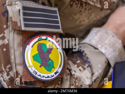 Un membre du Service iraquien de lutte contre le terrorisme (TIC) participe à un cours de recyclage des affaires publiques du CSOJTF-Levant à Bagdad, en Irak. LES soldats DES TIC ont rafraîchi leurs compétences en photographie et en vidéographie pour améliorer leur acquisition de communication au cours du cours de recyclage de deux semaines. Banque D'Images