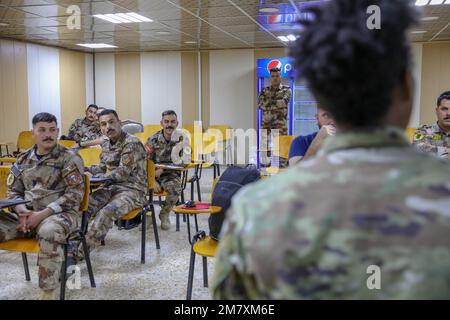 Les membres du Service iraquien de lutte contre le terrorisme (TIC) participent à un cours sur les affaires publiques de la CSOJTF-Levant à Bagdad, en Iraq. LES soldats DES TIC ont renforcé leurs compétences en photographie et en vidéographie afin d'améliorer la capacité de la force partenaire au cours du cours de deux semaines. Banque D'Images