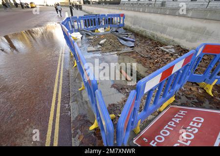 Londres, Angleterre, Royaume-Uni. Grande piscine d'eau due à une fuite de tuyau par le bâtiment du Trésor à Horse Guards Road, Westminster 9th janvier 2023 Banque D'Images