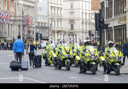 Londres, Angleterre, Royaume-Uni. Les motocyclistes de police dans un quartier très calme de Knightsbridge le jour des funérailles de la Reine, le 9th septembre 2023 Banque D'Images