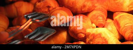 Croissants français dorés fraîchement cuits sur la vitrine de la boulangerie Banque D'Images