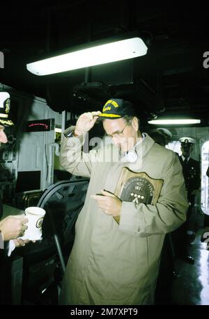 Le vice-président George Bush reçoit des souvenirs de sa visite à bord de la frégate de missiles guidés USS AUBREY FITCH (FFG-34) à la fin de la cérémonie de mise en service du navire. Base: Bath État: Maine (ME) pays: Etats-Unis d'Amérique (USA) Banque D'Images