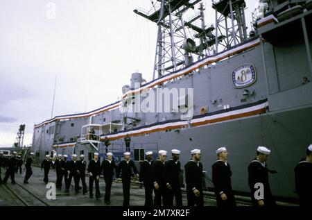 Les hommes de combat embarquent à bord de la frégate de missiles guidés USS AUBREY FITCH (FFG-34) pendant la cérémonie de mise en service du navire. Base: Bath État: Maine (ME) pays: Etats-Unis d'Amérique (USA) Banque D'Images