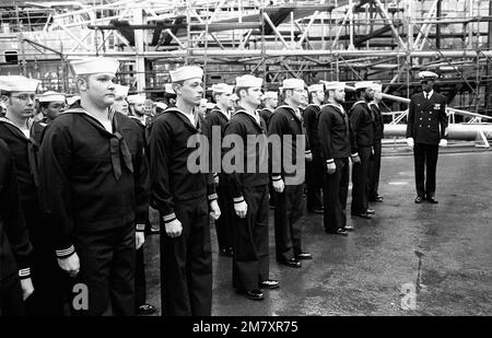 Des membres de l'équipage de la frégate de missile guidé USS AUBREY FITCH (FFG-34) sont à l'attention sur le quai, avant la cérémonie de mise en service du navire. Base: Bath État: Maine (ME) pays: Etats-Unis d'Amérique (USA) Banque D'Images