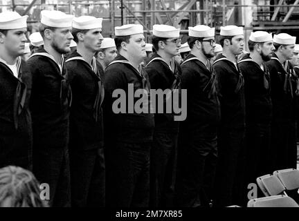 Des membres de l'équipage de la frégate de missile guidé USS AUBREY FITCH (FFG-34) sont à l'attention sur le quai, pendant la cérémonie de mise en service du navire. Base: Bath État: Maine (ME) pays: Etats-Unis d'Amérique (USA) Banque D'Images