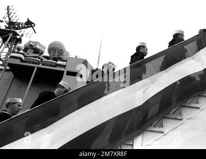 Des membres de l'équipage embarquent à bord de la frégate de missiles guidés USS AUBREY FITCH (FFG-34) pendant la cérémonie de mise en service du navire. Base: Bath État: Maine (ME) pays: Etats-Unis d'Amérique (USA) Banque D'Images