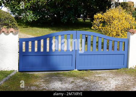 porte en acier bleu portail en aluminium de la maison de banlieue en vue sur la rue Banque D'Images