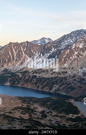 Lacs de Dolina Pieciu Stawow Polskich, Opalony Wierch, Miedzane et Ladovy stit de Hladke sedlo dans les montagnes de High Tatras pendant la journée d'automne étonnante Banque D'Images