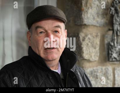 Potsdam, Allemagne. 11th janvier 2023. Dirk-Henner Wellershoff, président de l'association nationale de chasse de Brandebourg, s'entretient avec un Pressetrin sur la cour des faucon de potsdam au sujet du refus des demandes entrantes par la plus haute autorité de chasse du ministère de l'Environnement depuis novembre 2022. Les revenus importants de la fédération nationale de la chasse sont donc nuls. Credit: Jens Kalaene/dpa/ZB/dpa/Alay Live News Banque D'Images