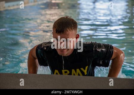 Le sergent Preston Hough de la réserve de l'armée, affecté au Commandement du maintien 316th, quitte la piscine pendant la compétition de la meilleure équipe de la réserve de l'armée à fort McCoy, Wisconsin, on 15 mai 2022. Environ 40 soldats de tout le pays se sont rendus à fort McCoy, Wisconsin, pour participer aux 2022 États-Unis Concours Best Squad de 14-21 mai 2022 BWBSC est une compétition annuelle qui réunit les meilleurs soldats et escouades des États-Unis L’armée se réserve le droit de gagner le titre de « meilleur guerrier » et de « meilleur Squad » parmi ses pairs. Les concurrents sont évalués en fonction de leur capacité individuelle et collective à adap Banque D'Images