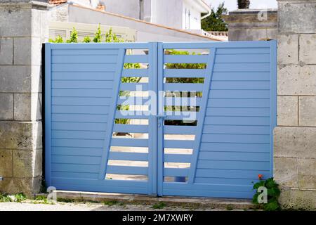 portail de la banlieue accueil gris haut porte double porte maison accès jardin Banque D'Images