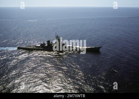 Vue aérienne à tribord du navire DE guerre DU NEW JERSEY (BB-62) lors d'essais en mer. Après avoir récemment terminé les rénovations et la modernisation, le NEW JERSEY devrait être réactivé en janvier 1983. Pays : Océan Pacifique (POC) Banque D'Images