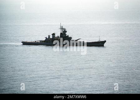 Vue aérienne à tribord du navire DE guerre DU NEW JERSEY (BB-62) lors d'essais en mer. Après avoir récemment terminé les rénovations et la modernisation, le NEW JERSEY devrait être réactivé en janvier 1983. Pays : Océan Pacifique (POC) Banque D'Images