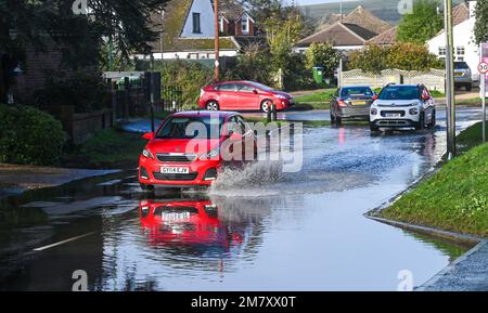 Worthing UK 11th janvier 2023 - des voitures traversent des inondations dans Sea Lane , Ferring près de Worthing comme des conditions météorologiques humides plus instables s'étendent à travers le Royaume-Uni : Credit Simon Dack / Alamy Live News Banque D'Images