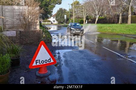 Worthing UK 11th janvier 2023 - des voitures traversent des inondations dans Sea Lane , Ferring près de Worthing comme des conditions météorologiques humides plus instables s'étendent à travers le Royaume-Uni : Credit Simon Dack / Alamy Live News Banque D'Images