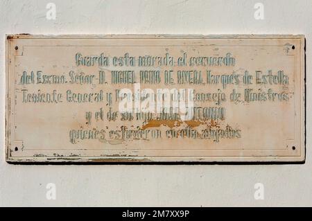 Plaque souvenir de Miguel Primo de Rivera, marquis d'Estella et de son fils José Antonio sur le domaine des marques de Valdecilla, Cantabrie. Banque D'Images
