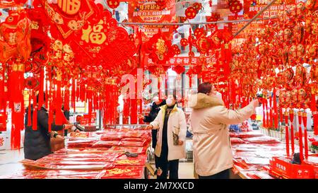 Tangshan, province chinoise de Hebei. 10th janvier 2023. Les résidents magasinent pour le Festival du printemps dans un centre commercial de la zone de développement économique de Haigang dans la ville de Tangshan, province de Hebei, dans le nord de la Chine, le 10 janvier 2023. Les marchés de tout le pays sont pleins de vitalité alors que le Festival du printemps approche. Credit: Liu Mancang/Xinhua/Alay Live News Banque D'Images