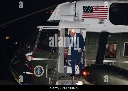 Washington, DC. 11th janvier 2023. Le président des États-Unis Joe Biden sort de Marine One sur la pelouse sud de la Maison Blanche lorsqu'il arrive sur 11 janvier 2023 à Washington, DC. Les Bidens reviennent à la Maison Blanche après leur voyage au Mexique. Credit: Oliver Contreras/Pool via CNP/dpa/Alay Live News Banque D'Images