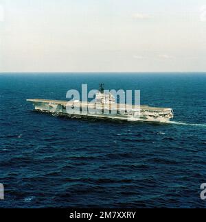 Vue aérienne du porte-avions USS SARATOGA (CV-60) en cours. Pays: Océan Atlantique (AOC) Banque D'Images