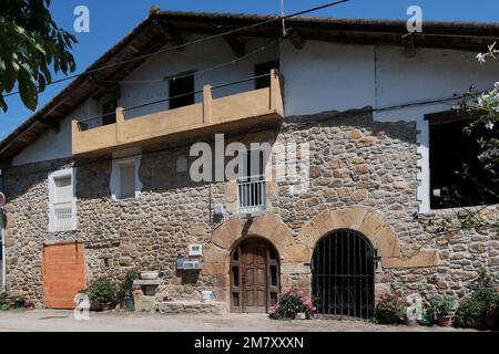 Maison de campagne abandonnée et en ruine restaurée dans la petite ville de Guriezo, Cantabrie, Espagne, Europe Banque D'Images