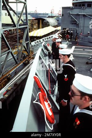 Des membres de l'équipage font le chemin de fer sur la frégate de missile guidé USS STARK (FFG-31) lors de la cérémonie de mise en service du navire. Base: Todd Pacific Shipward État: Washington (WA) pays: Etats-Unis d'Amérique (USA) Banque D'Images