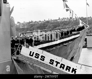 Les membres de l'équipage alignent le rail pendant la cérémonie de mise en service de la frégate de missile guidée USS STARK (FFG-31). Base: Seattle État: Washington (WA) pays: Etats-Unis d'Amérique (USA) Banque D'Images