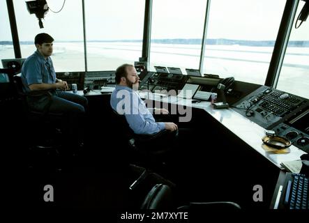 Les opérations de vol ont lieu dans la tour de contrôle de base. Base: Naval Air Station, Brunswick État: Maine (ME) pays: Etats-Unis d'Amérique (USA) Banque D'Images