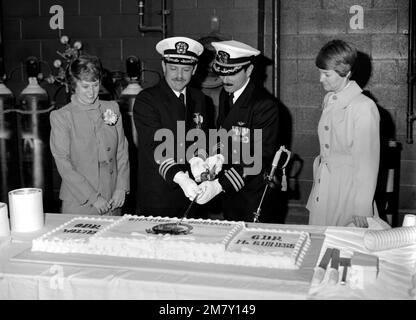 CDR B. McGuiness et CDR G.R. Le soudeur a coupé le gâteau, à la fin de la cérémonie de passation de commandement au cours de laquelle le CDR McGuiness a soulagé le CDR G.R. Officier commandant de l'escadron de patrouille 69 (VP-69). Base: Naval Air Station Whidbey Island État: Washington (WA) pays: Etats-Unis d'Amérique (USA) Banque D'Images