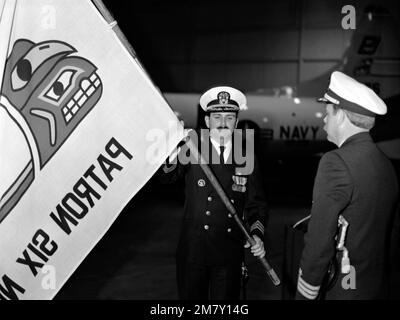 Le CDR B. McGuiness accepte la bannière de l’escadron, lors de la cérémonie de passation de commandement au cours de laquelle il a relevé le CDR G.R. Officier commandant de l'escadron de patrouille 69 (VP-69). Base: Naval Air Station Whidbey Island État: Washington (WA) pays: Etats-Unis d'Amérique (USA) Banque D'Images