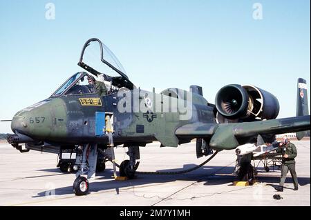 Un avion Thunderbolt II A-10 de l'aile tactique de combat 354th est desservi par les membres de l'équipage au sol pendant l'exercice Quick poussée '83-1. Sujet opération/série: QUICK POUSSÉE '83 base: Travis Field, Savannah État: Géorgie (GA) pays: États-Unis d'Amérique (USA) Banque D'Images