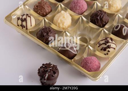 chocolats photo dans une boîte un bonbon se trouve à côté de la boîte Banque D'Images