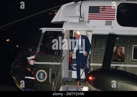 Washington, DC, 11 janvier 2023. Le président des États-Unis Joe Biden sort de Marine One sur la pelouse sud de la Maison Blanche lorsqu'il arrive sur 11 janvier 2023 à Washington, DC. Les Bidens reviennent à la Maison Blanche après leur voyage au Mexique. Crédit: Oliver Contreras/Pool via CNP/MediaPunch Banque D'Images