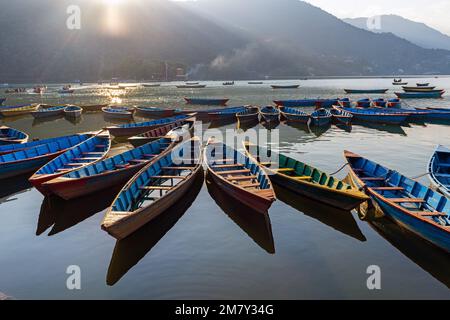 Pokhara, Népal ; 4th décembre 2022 ; Bateaux multicolores amarrés au lac Phewa Banque D'Images