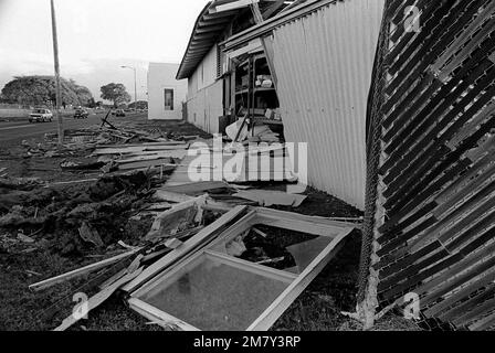 Vue d'un entrepôt d'approvisionnement (bâtiment 1017) qui a été endommagé par les vents violents pendant l'ouragan IWA. Base : base aérienne de soufflet, Oahu État : Hawaï (HI) pays : États-Unis d'Amérique (USA) Banque D'Images