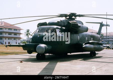 Vue avant d'un hélicoptère HH-53H Pave Low III stationné sur le tablier pendant l'exercice Kindle Liberty 83. Objet opération/série: KINDLE LIBERTY 83 base: Howard Air Force base pays: Panama (PAN) Banque D'Images