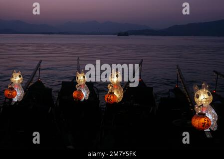 HANGZHOU, CHINE - le 11 JANVIER 2023 - Un bateau à main équipé d'une « lampe de lapin jade » illumine le lac de l'Ouest à Hangzhou, province de Zhejiang en Chine orientale Banque D'Images