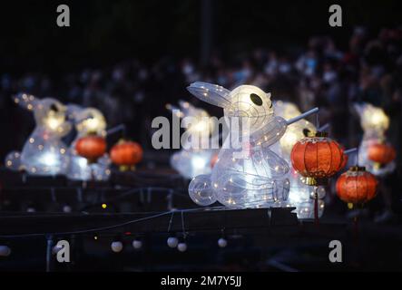 HANGZHOU, CHINE - le 11 JANVIER 2023 - Un bateau à main équipé d'une « lampe de lapin jade » illumine le lac de l'Ouest à Hangzhou, province de Zhejiang en Chine orientale Banque D'Images