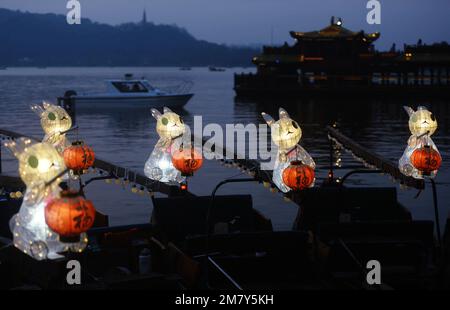 HANGZHOU, CHINE - le 11 JANVIER 2023 - Un bateau à main équipé d'une « lampe de lapin jade » illumine le lac de l'Ouest à Hangzhou, province de Zhejiang en Chine orientale Banque D'Images