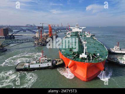 YANTAI, CHINE - le 11 JANVIER 2023 - Un très gros pétrolier amarré à un terminal de 300 000 tonnes de pétrole brut dans le port de Yantai, dans la province de Shandong en Chine orientale, Banque D'Images